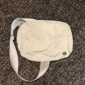 Lululemon 2L Everywhere Belt Bag Cream